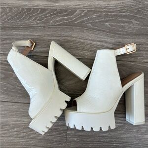 Women’s white glaze heels 4 inch heels. Good condition!